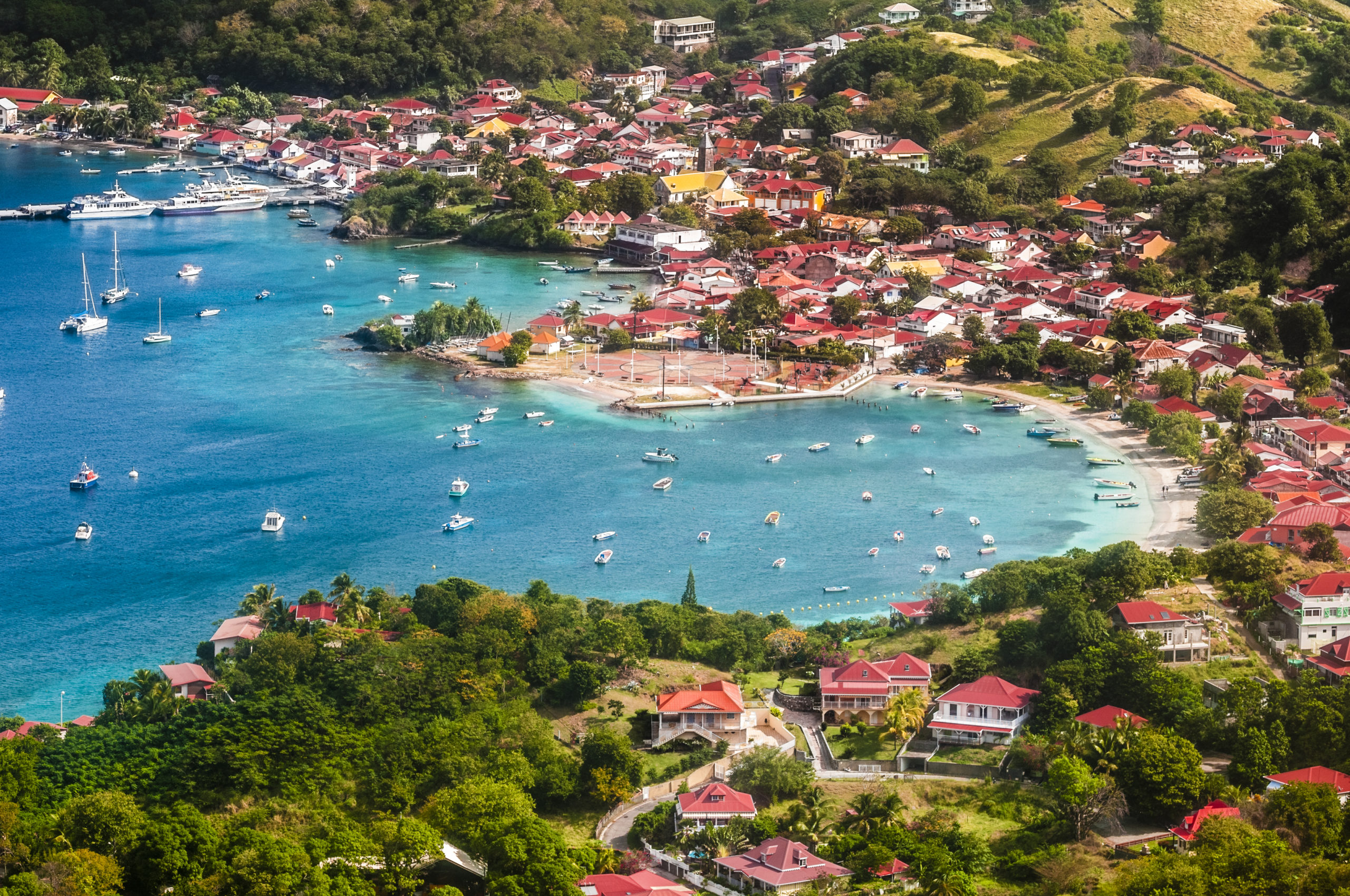 France, Caraïbes, Petites Antilles, Guadeloupe, Les Saintes, Terre-de-Haut, vue sur le bourg depuis le sommet de la randonnée du Chameau // France, Caribbean, Lesser Antilles, Guadeloupe, Les Saintes, Terre-de-Haut, overlooking the village from the top of the Chameau hiking