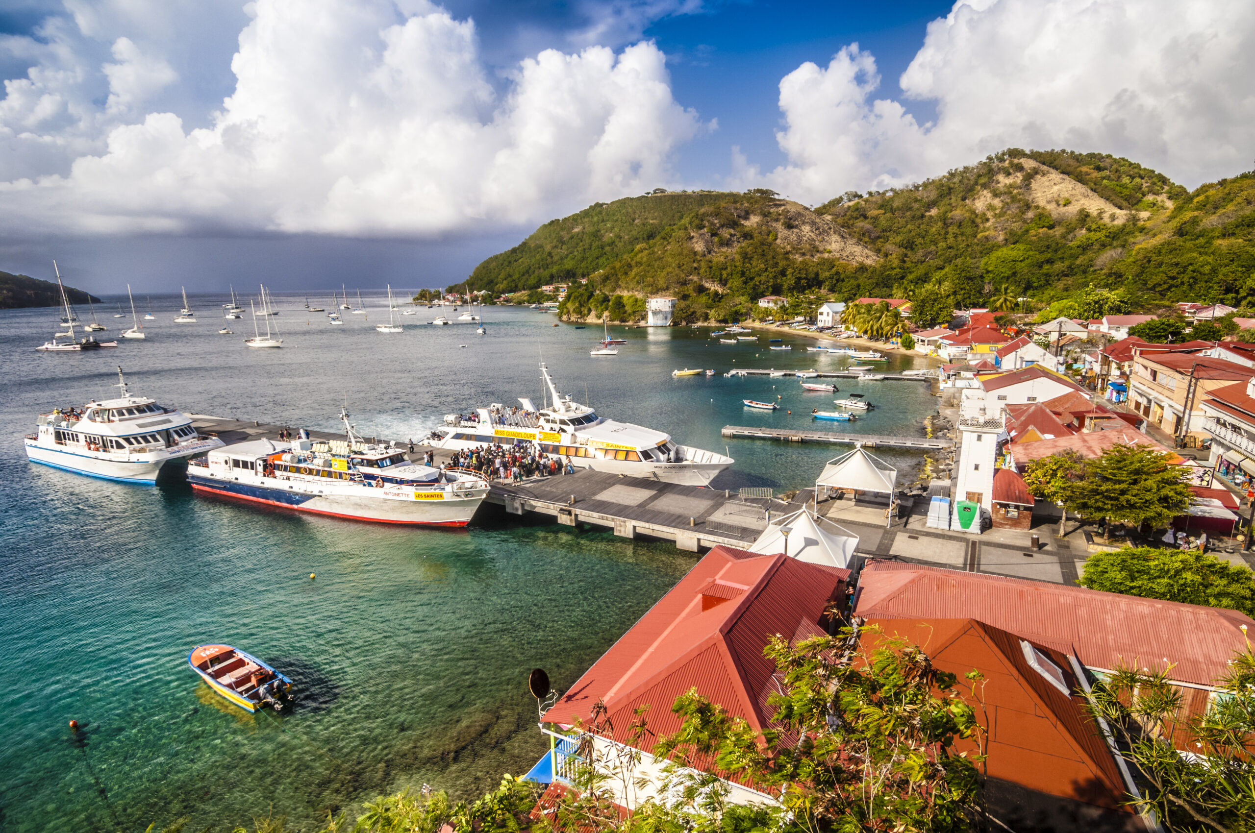 France, Caraïbes, Petites Antilles, Guadeloupe, Les Saintes, Terre-de-Haut, En surplomb du bourg et du ponton d'accueil des navettes reliant la Basse-Terre // France, Caribbean, Lesser Antilles, Guadeloupe, Les Saintes, Terre-de-Haut, Overlooking the village and the pontoon of the shuttles connecting the Basse-Terre