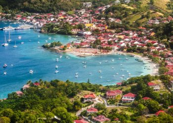 France, Caraïbes, Petites Antilles, Guadeloupe, Les Saintes, Terre-de-Haut, vue sur le bourg depuis le sommet de la randonnée du Chameau // France, Caribbean, Lesser Antilles, Guadeloupe, Les Saintes, Terre-de-Haut, overlooking the village from the top of the Chameau hiking