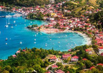 France, Caraïbes, Petites Antilles, Guadeloupe, Les Saintes, Terre-de-Haut, vue sur le bourg depuis le sommet de la randonnée du Chameau // France, Caribbean, Lesser Antilles, Guadeloupe, Les Saintes, Terre-de-Haut, overlooking the village from the top of the Chameau hiking